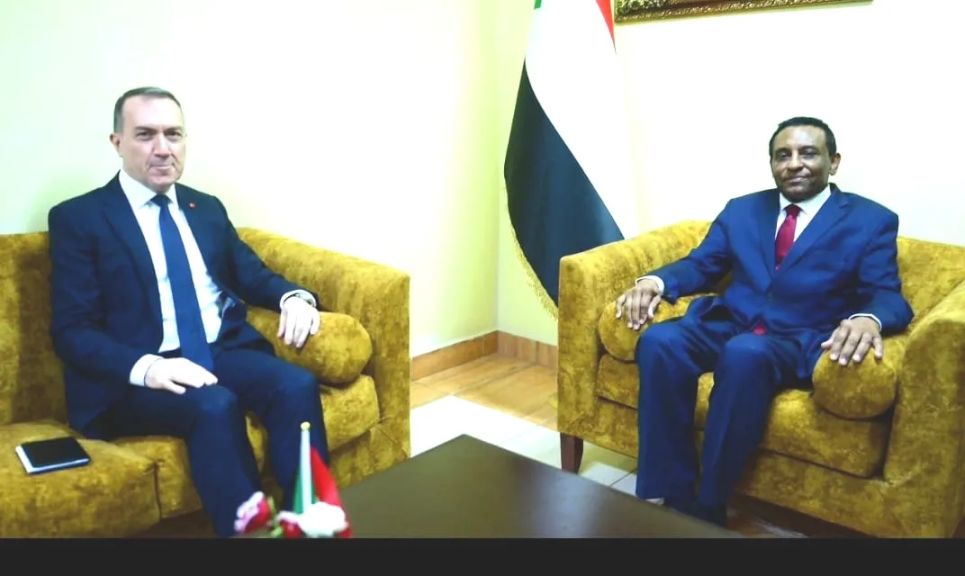 كامل إدريس يلتقي السفير التركي