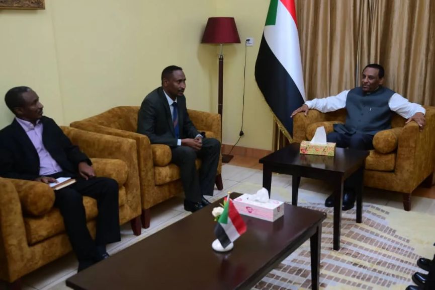 كامل إدريس يؤكد ضرورة دعم كل مكونات المجتمع السوداني للقوات المسلحة في حرب الكرامة