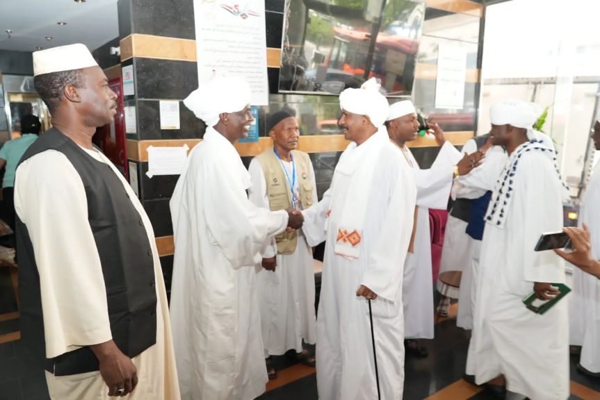قنصل السودان بجدة ورئيس البعثة يتفقدان حجاج الخرطوم ودارفور