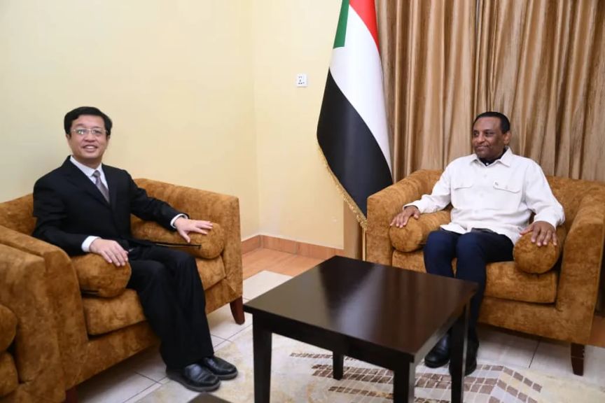 رئيس مجلس الوزراء يبحث مع القائم بالأعمال الصيني تطوير التعاون الثنائي والملفات ذات الإهتمام المشترك
