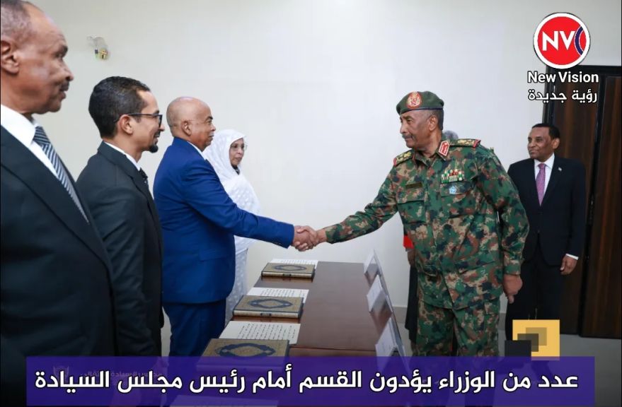عدد من الوزراء يؤدون القسم أمام رئيس مجلس السيادة