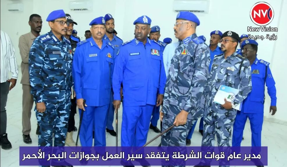 مدير عام قوات الشرطة يتفقد سير العمل بجوازات البحر الأحمر